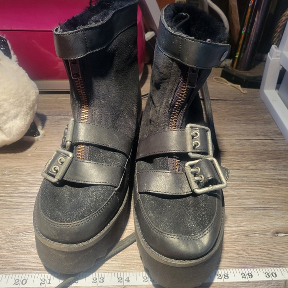 UGG Women’s Moto Punk Mini Boots Size 7 - Picture 2 of 9